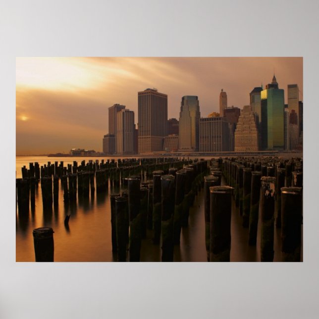 Pôster Brilho de sol durante os céus tempestuosos sobre o (Frente)