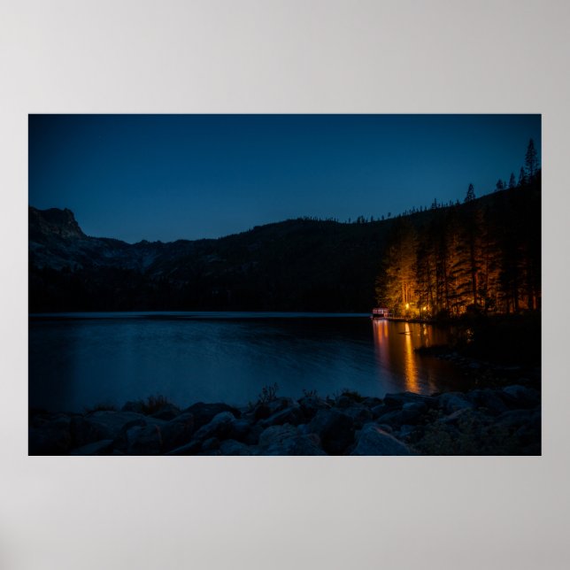 POSTER BROWN WOOODEN DOCK NO LAGO AZUL DURANTE A NOITE (Frente)