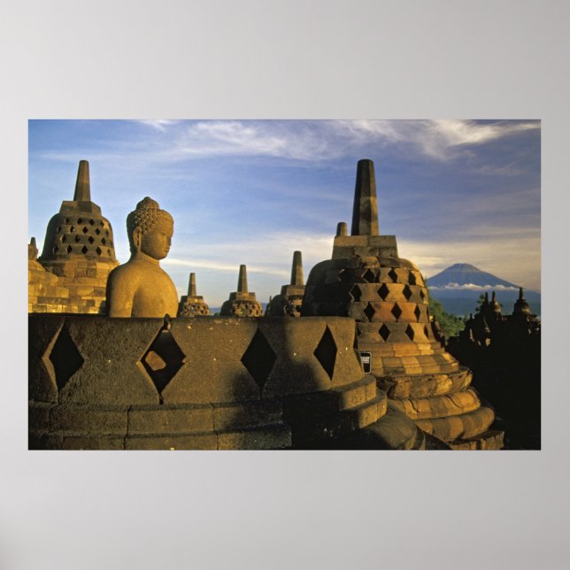 Pôster Buda Statue, Stupas e Volcano, Borobudur (Frente)