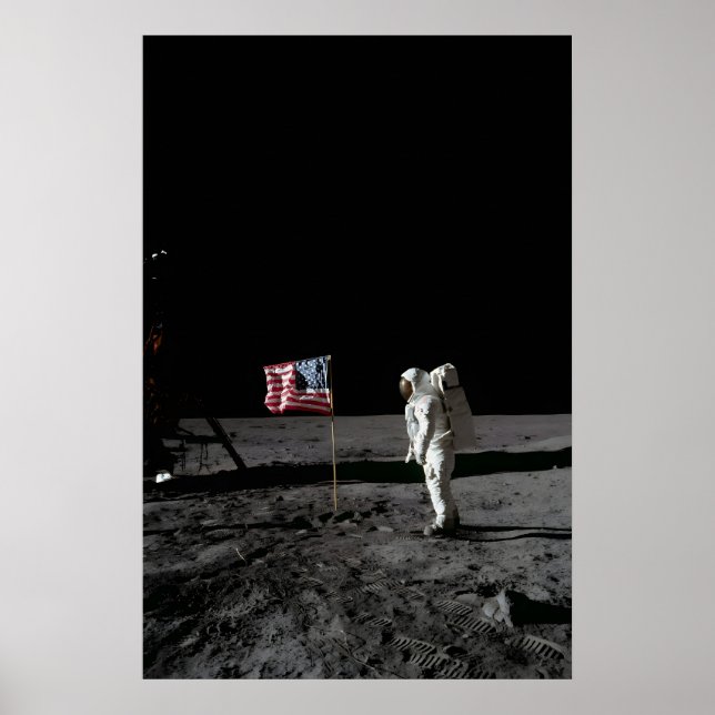 Poster Buzz Aldrin na Lua com Bandeira - Apollo 11 NASA (Frente)