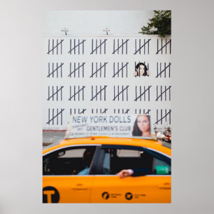 POSTER CABO AMARELO NA FRENTE DA PAREDE PINTADA BRANCA