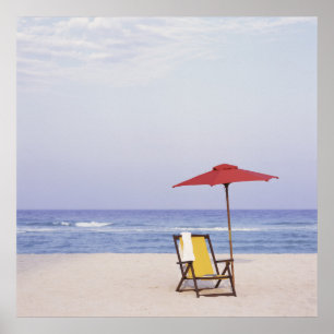 Pôster Cadeira e guarda-chuva de praia pelo oceano