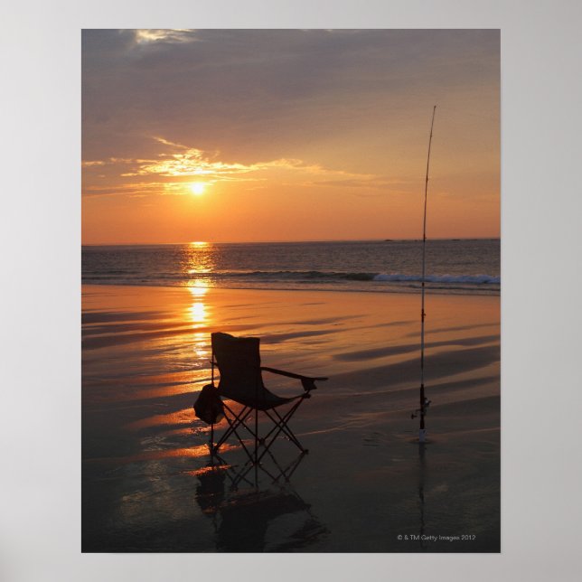 Poster Cadeira e vara de pesca perto do oceano no início (Frente)