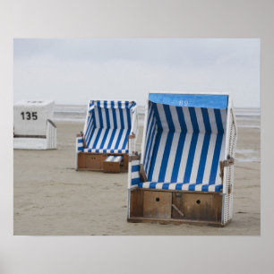 Pôster cadeiras de praia vazias na praia