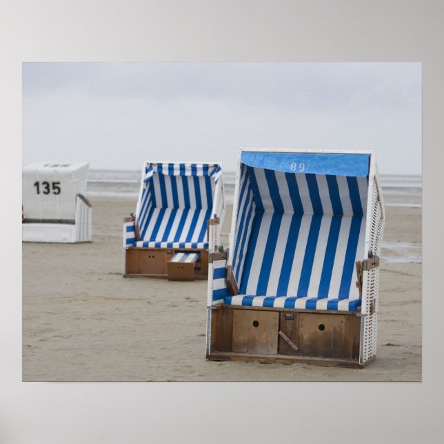 Pôster cadeiras de praia vazias na praia (Frente)