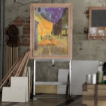 Pôster Café Terrace à noite por Vincent van Gogh<br><div class="desc">Cafe Terrace at Night (The Cafe Terrace on the Place du Forum) (1888), por Vincent van Gogh é uma pintura arquitetônica de arte de Apos impressionismo antigo. Um restaurante ao ar livre que serve janto a clientes em mesas externas. Uma cena de arquitetura diária com pessoas passando e estrelas no...</div>