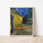 Poster Cafe Terrace à Noite | Vincent Van Gogh<br><div class="desc">Café Terrace na Night (1888),  do artista poste-impressionista holandês Vincent Van Gogh. A pintura original de arte é um óleo na canvas que representa uma cena noturna estrelada em frente a um café francês em Arles. Use as ferramentas de design para adicionar texto personalizado ou personalizar a imagem.</div>