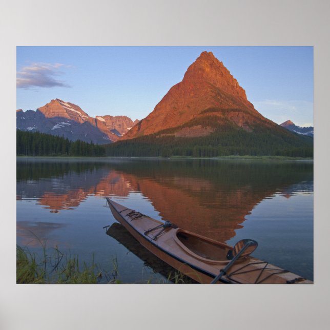 Poster Caiaque de madeira no Lago Swiftcurrent ao nascer  (Frente)