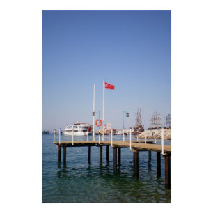 Pôster Cais com vista ao mar com iate na Turquia