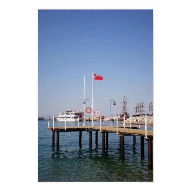 Pôster Cais com vista ao mar com iate na Turquia (Frente)