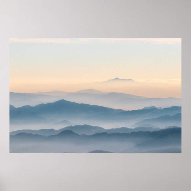 Poster Camadas de nevoeiro, colinas e montanhas (Frente)