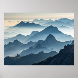Poster Camadas de Serenidade: Montanhas Foggy no amanhece
