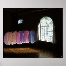 Pôster Camisas em uma Sala de Escuridão e Luz