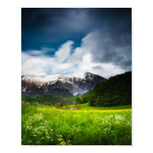 Campo de primavera sob a montanha Krn