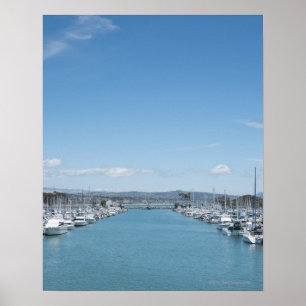 Poster canal no porto em um dia ensolarado com céu azul