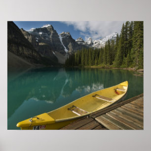Poster Canoa estacionada em um cais ao longo do Lago Mora