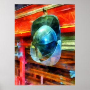 Poster Capacete Prendendo Caminhão de Fogo