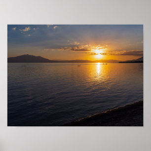 Poster capala do lago e montanhas ao longo do horizonte a