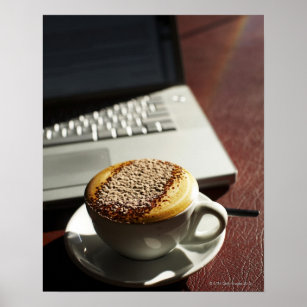Poster Cappuccino em frente ao laptop