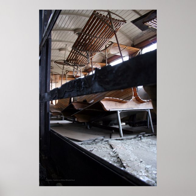 Pôster Carros de passageiros paredes de madeira em baixo  (Frente)