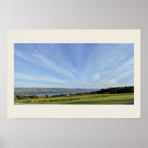 Poster Cartaz de Campo Nublado por Lago