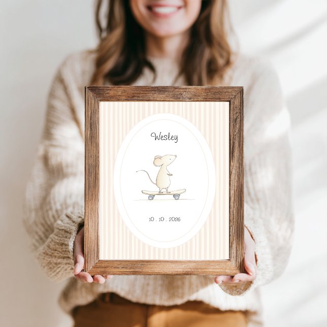 Poster Cartaz de Nome e Data do Berçário do Ratinho Fofo (customizable name date baby nursery poster with a cute mouse at a skateboard and beige stripes.)