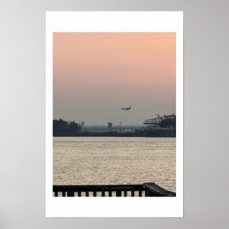 Poster Cartaz de pôr do sol na paisagem aquática com aviã