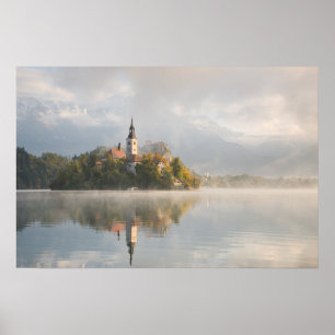 Pôster Cartaz do nascer do sol no lago Bled enevoado