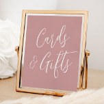 Poster Cartões e presentes simples de Rosa de Script Dust<br><div class="desc">Simples e elegante cartaz de casamento, com a frase "Cartões e presentes", mostrada em roteiros brancos com um fundo poeirento de rosa. Personalize o sinal com texto personalizado opcional, como seus nomes, data de casamento, mensagem de obrigado, etc. O sinal também pode ser usado para outros eventos, como chás de...</div>