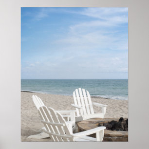 Poster casa beira-mar com cadeiras do adirondack e