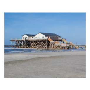 Pôster Casa sobre pernas na praia da Rua. Peter Ording