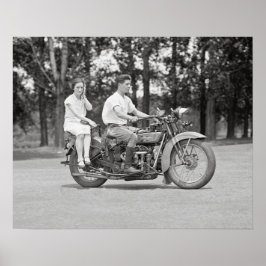 Pôster Casal andando de motocicleta, 1928. Foto antiga