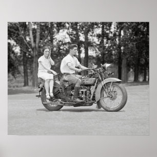 Pôster Casal andando de motocicleta, 1928. Foto antiga