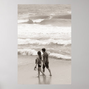 Poster casal caminhando na praia