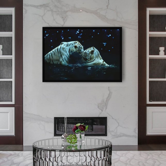 Poster Casal de Tigre Branco Romântico em Água à Noite (Criador carregado)