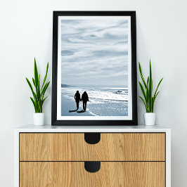 Poster Casal lésbico caminha lado a lado em uma praia are