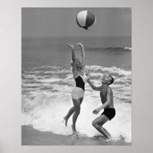 Pôster Casal que joga com um Beachball
