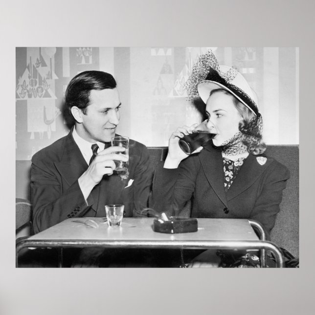 Poster Casal sentado em um restaurante flertando (Frente)