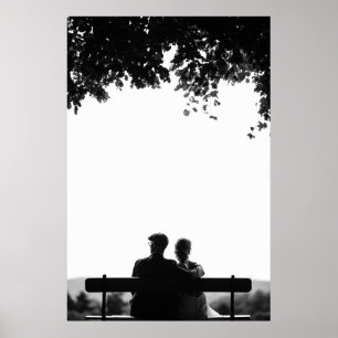 POSTER CASAL SENTADO NO BANCO SOB FOTO GRAYSCALE