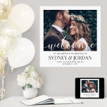 Poster Casamento Boas-Vindas Caligrafia Elegante Quadrada<br><div class="desc">Dê as boas-vindas aos convidados do casamento na sua cerimônia ou recepção com um elegante pôster personalizado de 60x60cm. A imagem e todo o texto são fáceis de personalizar. (DICA DE COLOCAÇÃO DE IMAGEM: Uma maneira fácil de centralizar uma foto exatamente como você deseja é cortá-la antes de fazer o...</div>