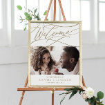 Poster Casamento de Boas-vindas com Caligrafia Dourada ro<br><div class="desc">Esta poster de casamento romântica com fotos de caligrafia em ouro é perfeita para um casamento simples. O clássico moderno design apresenta espirais de rico e turbilhões brancos com belíssima e elegante tipografia de folha de ouro de champanhe com letra falsa. Personalize o poster com o nome da noiva e...</div>