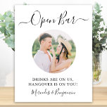 Poster Casamento Personalizado de Fotografia do Bar Abert<br><div class="desc">Abrir Bar! Caligrafia simples, mas elegante, esta placa de bar de casamento mostra bar aberto em caligrafia elegante, e bebidas estão sobre nós, ressaca em você! . Personalize esta placa de casamento elegante com seu noivado ou foto de casal favorito e nomes! COPYRIGHT © 2020 Judy Burrows, Black Dog Art...</div>