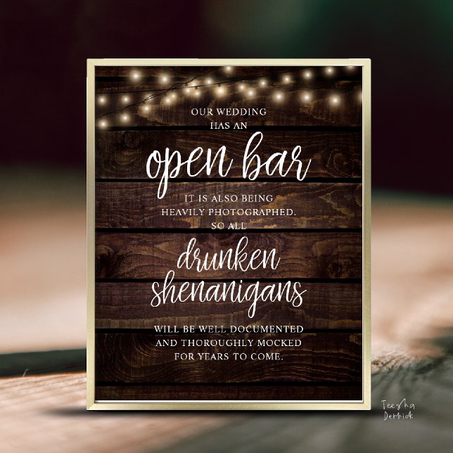 Poster Casamento Rústico Bar Aberto, Travessuras Bêbadas (Modern Rustic Wedding Open Bar Drunken Shenanigans Poster in Cottage Dark Wood, String Lights)