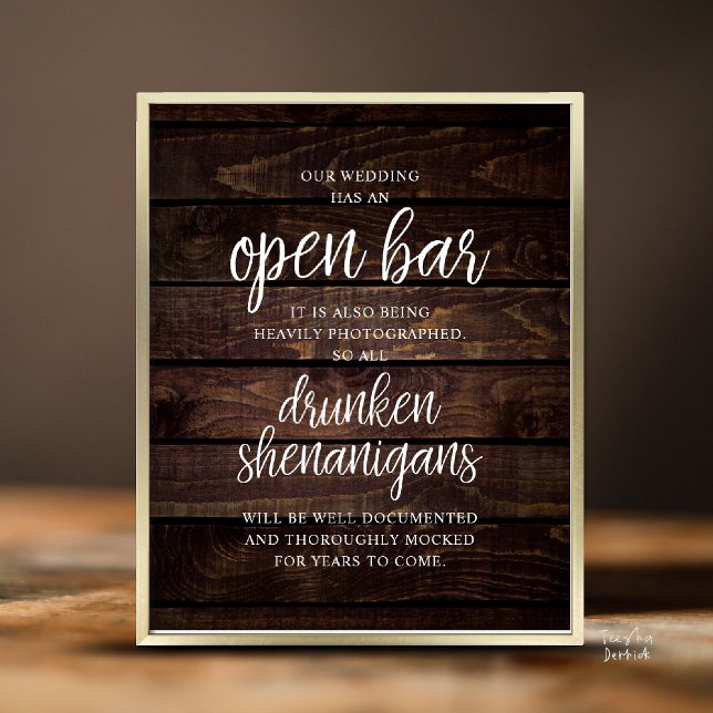 Poster Casamento Rústico Bar Aberto, Travessuras Bêbadas (Modern Rustic Wedding Open Bar Drunken Shenanigans Poster in Cottage Dark Wood Background)