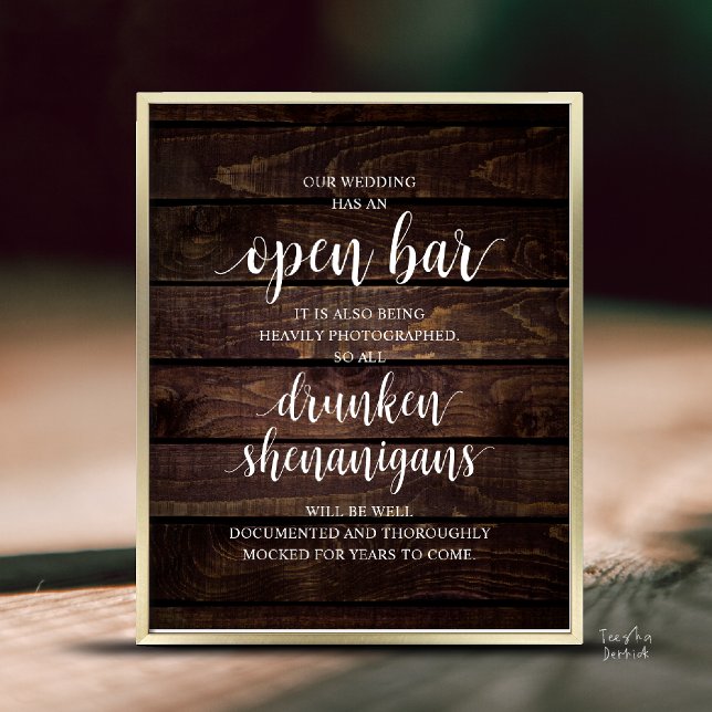 Poster Casamento Rústico Moderno: Travessuras Bêbadas no  (Modern Rustic Wedding Open Bar Drunken Shenanigans Poster in Cottage Dark Wood Background)