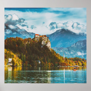 Poster Castelo de Bled: Vista geral do penhasco esloveno.
