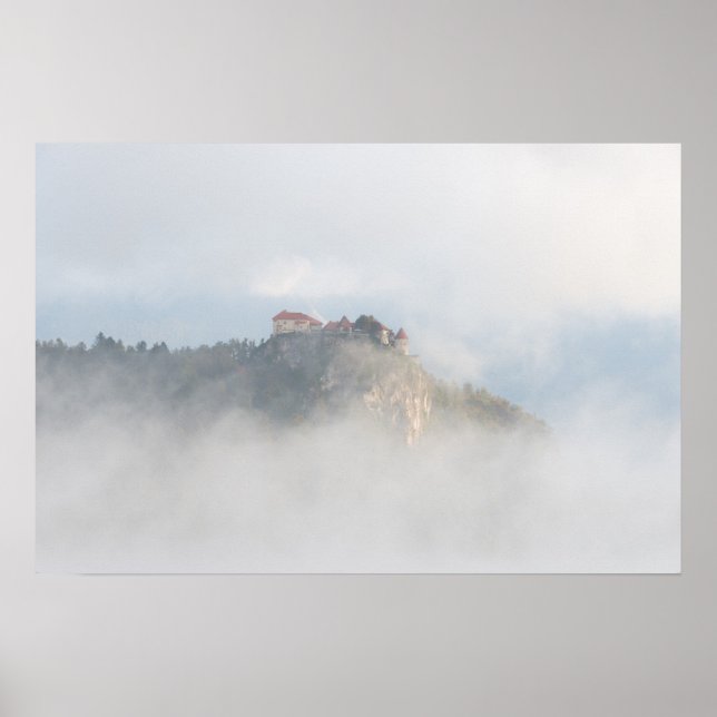 Poster Castelo sangrento rodeado de nuvens (Frente)