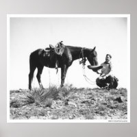 Cavalo comendo do chapéu de um vaqueiro.