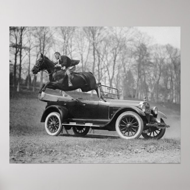 Pôster Cavalo Pulando Sobre Carro, 1923. Vintage Photo (Frente)