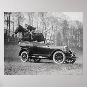 Pôster Cavalo Saltando Sobre Carro, 1923. Foto Antiga
